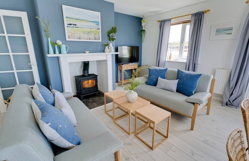 Ty Croes Apartment | Ty Glan Y Mor - an on the beach that sleeps 6 guests in 3 bedrooms