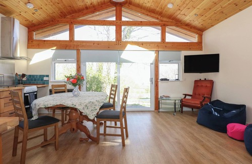 Bangor Cottage | TY GOLCHI, family friendly, with a garden in Talybont Near Bangor