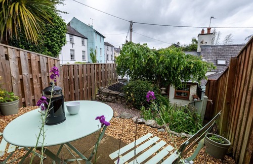 Beaumaris Cottage | Ty Hydref - sleeps 2 guests in 1 bedroom