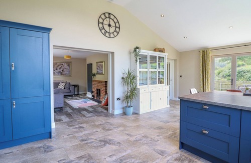 Llanfair Caereinion Cottage | TY ISAF, pet friendly, with open fire in Llanfair Caereinion