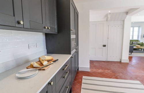 Llanfairpwllgwyngyll Cottage | TY MAWR FARM, pet friendly, with hot tub in Llanfairpwllgwyngyll