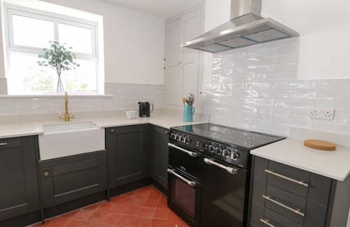 Llanfairpwllgwyngyll Cottage | TY MAWR FARM, pet friendly, with hot tub in Llanfairpwllgwyngyll