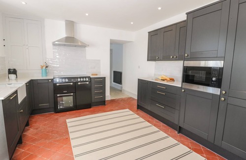 Llanfairpwllgwyngyll Cottage | TY MAWR FARM, pet friendly, with hot tub in Llanfairpwllgwyngyll