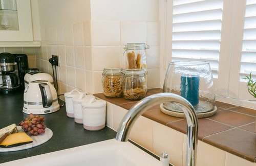 Beaumaris Cottage | Ty Melyn - sleeps 4 guests in 2 bedrooms