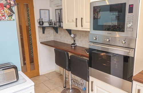 Camborne Cottage | TY METHEVEN, pet friendly, with a garden in Camborne