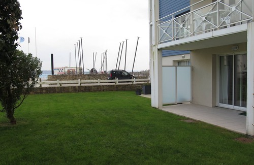 Plougonvelin Apartment | Ty Moutik feet in the water in Plougonvelin