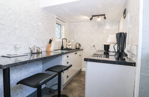 Bangor Cottage | TY NEWYDD BACH, pet friendly, with a garden in Pentir