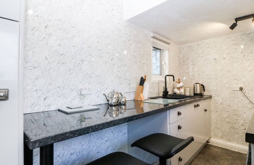 Bangor Cottage | TY NEWYDD BACH, pet friendly, with a garden in Pentir