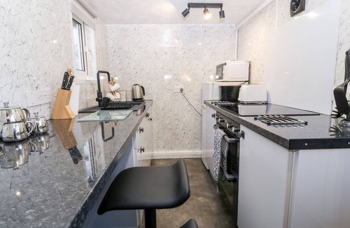 Bangor Cottage | TY NEWYDD BACH, pet friendly, with a garden in Pentir