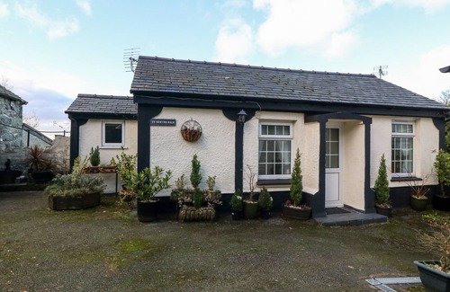 Bangor Cottage | TY NEWYDD BACH, pet friendly, with a garden in Pentir
