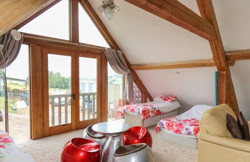 Talybont-on-Usk House | TY NOFIO, pet friendly, with pool in Tal-Y-Bont-On-Usk