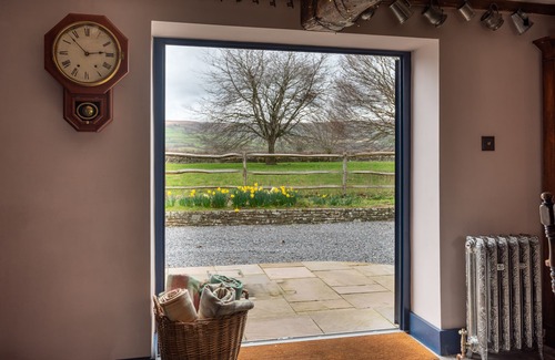 Tretower Cottage | Ty Sinsir, Tretower. Castle & Mountain Views, Wood Fired Hot Tub, Huge Fire Pit