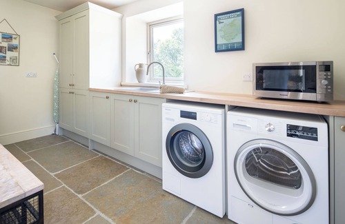 Haverfordwest Cottage | TY TYLLUAN, character holiday cottage, with open fire in Camrose