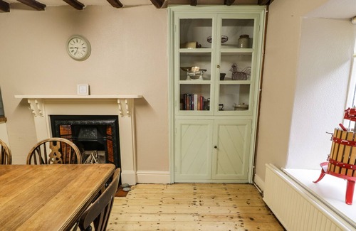 Arthog Cottage | TYDDYN SEFFRA, family friendly, with open fire in Fairbourne