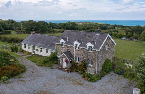 New Quay Cottage | TYDU VIEW, family friendly, with open fire in New Quay