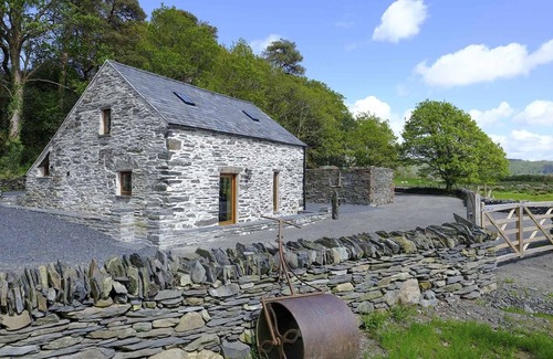 Penrhyndeudraeth Cottage | TYN LLWYN CORNEL, pet friendly, with open fire in Beddgelert