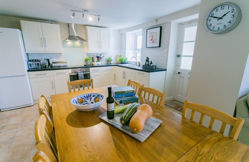 Moelfre Apartment | Tyn Lon - a sea view that sleeps 9 guests in 5 bedrooms