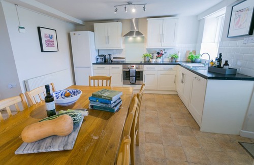 Moelfre Apartment | Tyn Lon - a sea view that sleeps 9 guests in 5 bedrooms