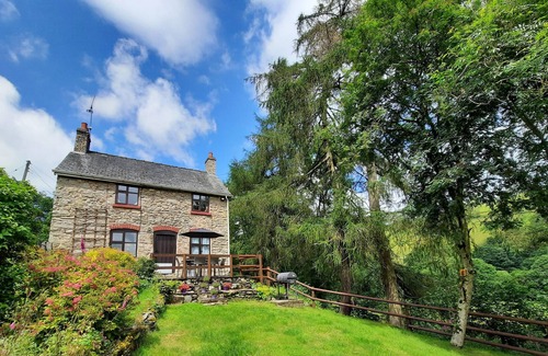 Pennant Melangell Cottage | TYNLLWYN HOLIDAY HOME, pet friendly in Llanrhaeadr-Ym-Mochnant