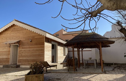 La Jetee House | Typical BEACH HOUSE - 4 bedrooms 3 bathrooms - beach 160m away - private parking and garden
