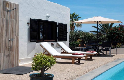 Los Cocoteros House | Typical Canarian House with heated pool next to the ocean!