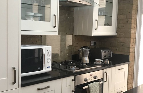 Friern Barnet House | Typical English house with private sunny garden close to central London
