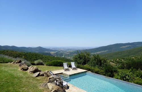 Cortona Villa | Typical house with private pool and a stunning view