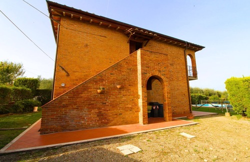 Ferretto Villa | Typical Valdichiana farmhouse in red bricks, near the border between Tuscany and Umbria and a few km