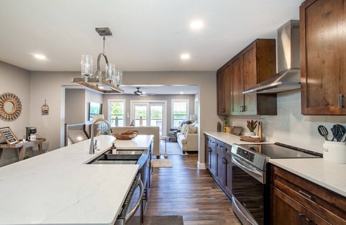 Lenoir City Cabin | Tyrrells Pass - Lake Access w/ Hot Tub & Arcade!