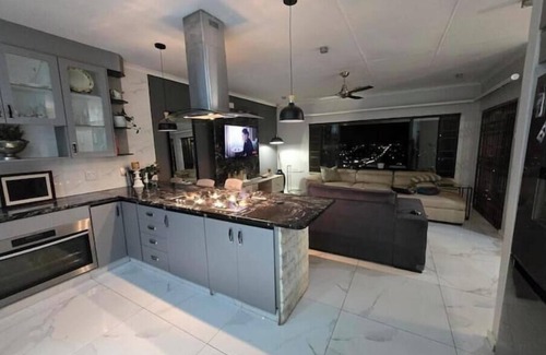 Constantia Kloof Apartment | uBuhle - 2 bed with shared full bathroom