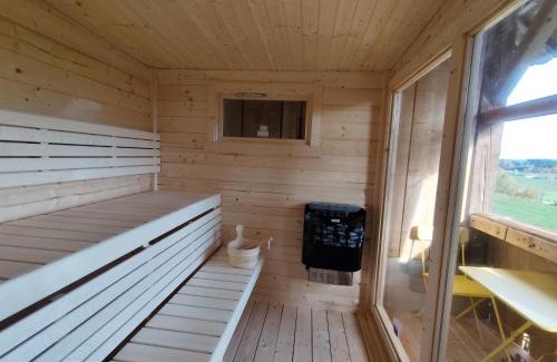 Meikirch House | Uelis-Stoeckli Gästezimmer mit Billard und Lamatrekking