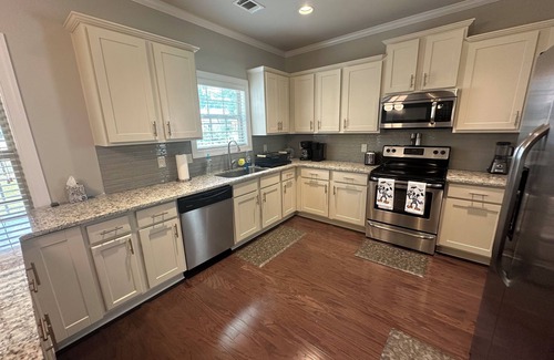 Athens House | UGAvsBAMA, Perfect Gameday DAWG HOUSE! Sleeps 10+ Comfortably