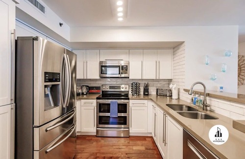 Aventura Condo | Uhost AI | 3BR Oasis | Pool, Gym & Scenic Views
