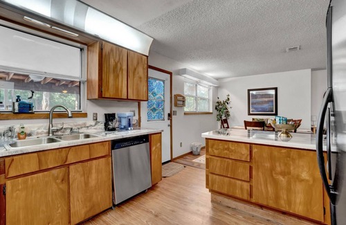 Eustis House | Uhost AI 4BR Retreat Hot Tub Firepit