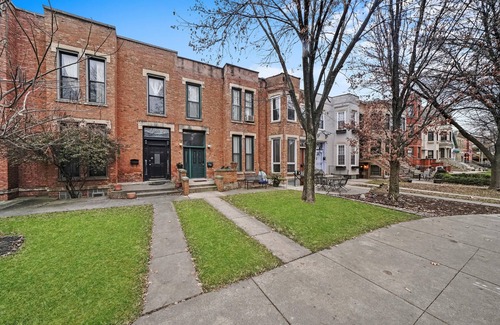 University Village / Little Italy Apartment | UIC/Little Italy - Historic 2 Bed 1 Bath Apt. WITH FREE PARKING!