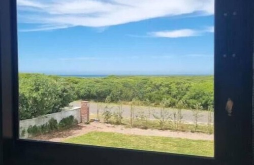 Pearly Beach House | Uitwaaien Beach Cottage - 250m from the beach!