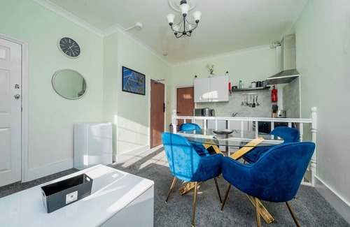 Wanstead Apartment | Uksas Stunning one bedroom Flat Free Parking