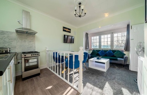 Wanstead Apartment | Uksas Stunning one bedroom Flat Free Parking