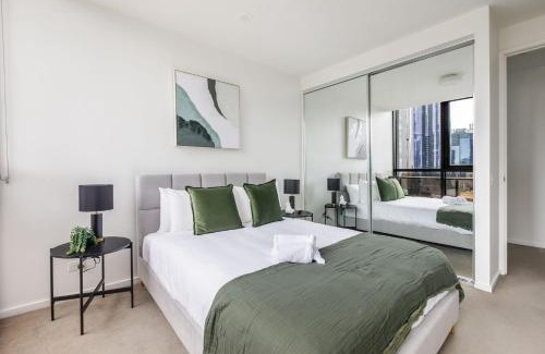 Melbourne Central Business District Apartment | Ultimate 2-Bed Abode - Pool, Ping Pong & Pool Table