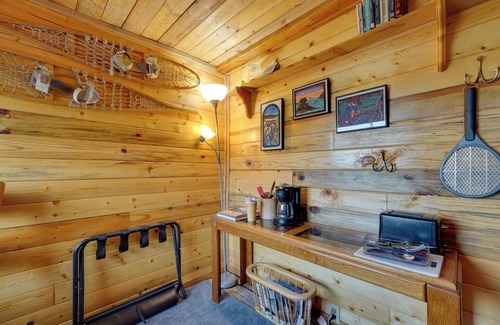Ridgeway Apartment | Ultimate Alaskan Retreat: Lakefront Soldotna Cabin