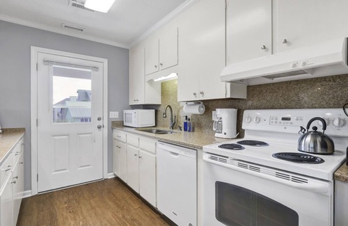 South End House | Ultimate Beach Retreat: 6BR/4BA, Pet Friendly, Across the street to Beach Access