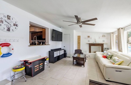 Pinellas Park House | Ultimate Family Fun | Pool | Theater | 6 Miles-Beach