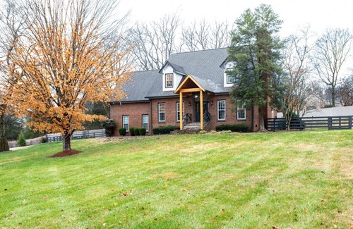 Franklin Apartment | Ultimate family home, basketball game & backyard
