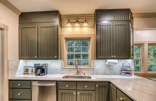 Epworth House | Ultimate FISHING Retreat- private 250 ft water front - Hot Tub, Sauna, Game Room
