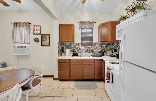 Urban Core House | Ultimate Game House Retreat – Sports Lover’s Paradise 7 Min to Jags Stadium