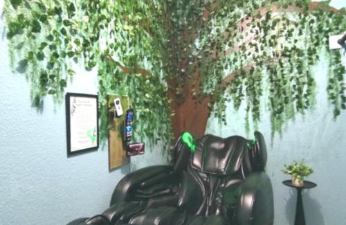 Dallas House | Ultimate Game Room Oasis for 12 - Private Patio - BBQ - 2 Kings - 6 TVs - Full-Body Massage Chair