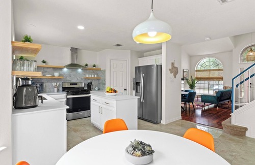 Willow Run House | Ultimate Getaway: 4bd, Games, Huge Backyard, Close to Everything !