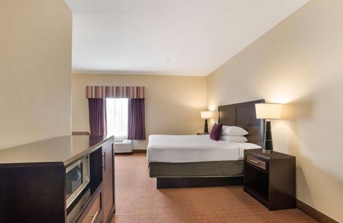 Saint Landry Hotel | Ultimate Getaway at Knights Inn Bunkie! Pool, Free Breakfast, Free Parking