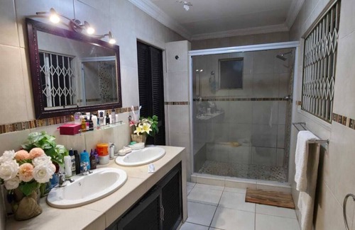 Witfield House | Ultimate Getaway:Entertainer's Dream 4BR House with Bar,Game R,&Dual Living Area