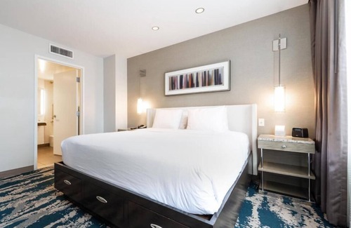 Near North Side Hotel | Ultimate Getaway! Pet-friendly Accommodation Closeto Navy Pier and 360 Chicago.